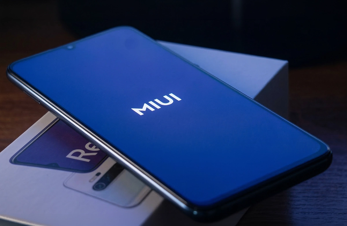 Xiaomi MIUI işletim sistemi arayüzü ve akıllı telefon kutusu.