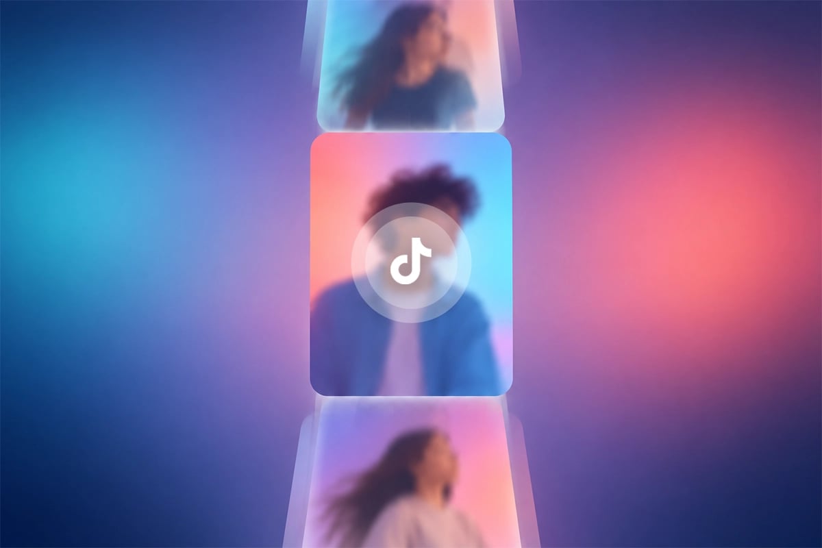 Mavi ve pembe-kırmızı renk geçişli arka planda, dikey akış halinde kayan video kartları ve ortadaki kart üzerinde TikTok logosu yer alan tasarım. 